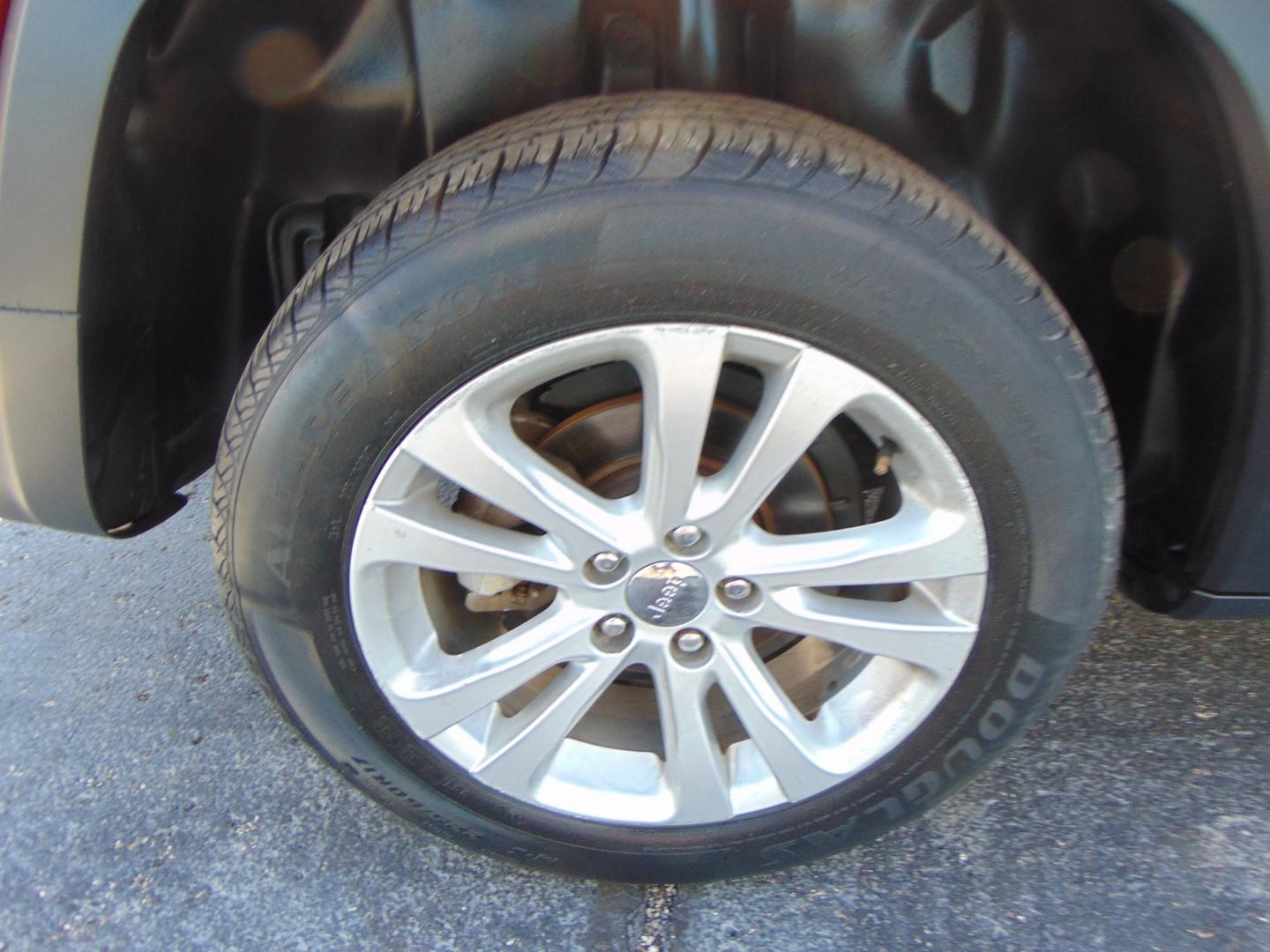 2015 Red Jeep Cherokee (1C4PJLAB2FW) with an 4-Cyl 2.4 Liter engine, Automatic, 9-Spd transmission, located at 2105 Dixie Hwy, Louisville, KY, 40210, (502) 772-3333, 38.220932, -85.795441 - Photo#10